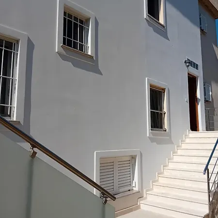 Mimi'S Apartments, Palase Palasë